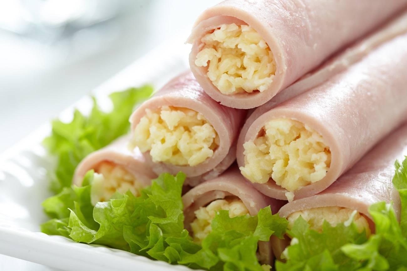 Ham rolls stuffed with cheese, garlic and mayonnaise